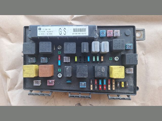 bontott OPEL ZAFIRA B Biztosítéktábla Motortér