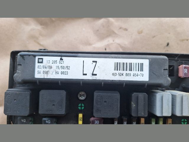 bontott OPEL ZAFIRA B Biztosítéktábla Motortér