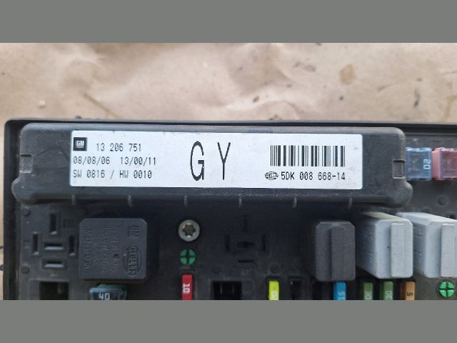 bontott OPEL ZAFIRA B Biztosítéktábla Motortér