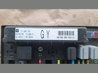 bontott OPEL ZAFIRA B Biztosítéktábla Motortér