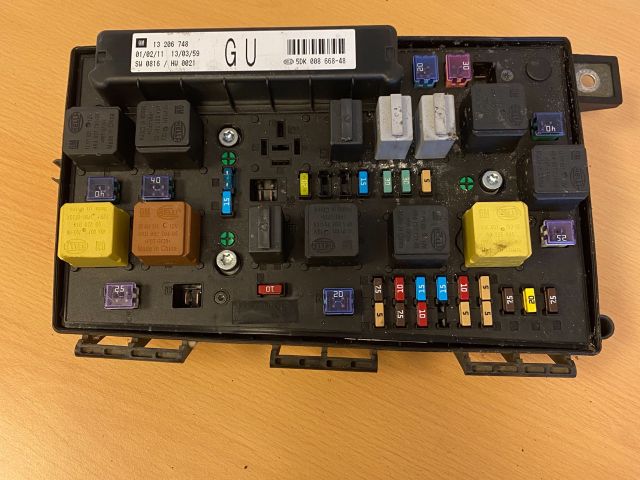 bontott OPEL ZAFIRA B Biztosítéktábla Motortér