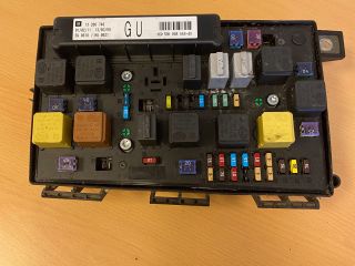 bontott OPEL ZAFIRA B Biztosítéktábla Motortér