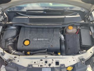 bontott OPEL ZAFIRA B Motor (Fűzött blokk hengerfejjel)