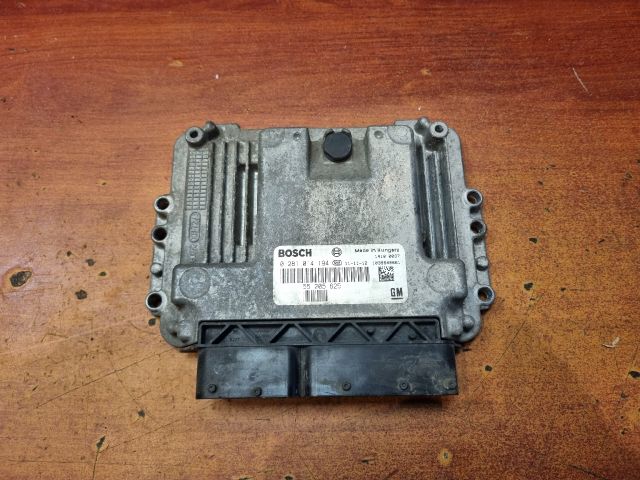 bontott OPEL ZAFIRA B Motorvezérlő