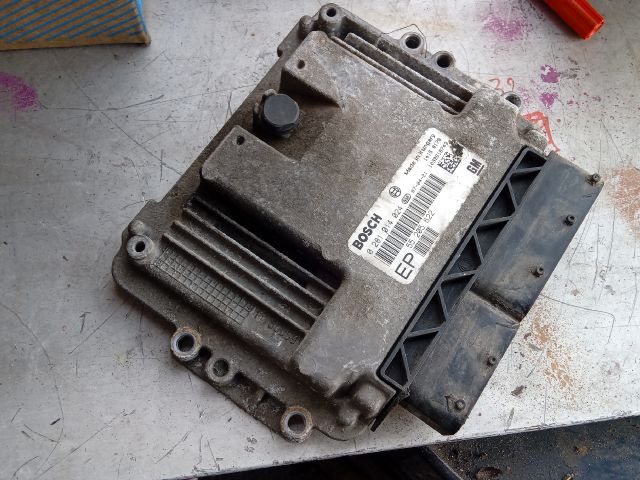 bontott OPEL ZAFIRA B Motorvezérlő