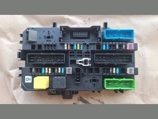 bontott OPEL ZAFIRA B Biztosítéktábla Csomagtér