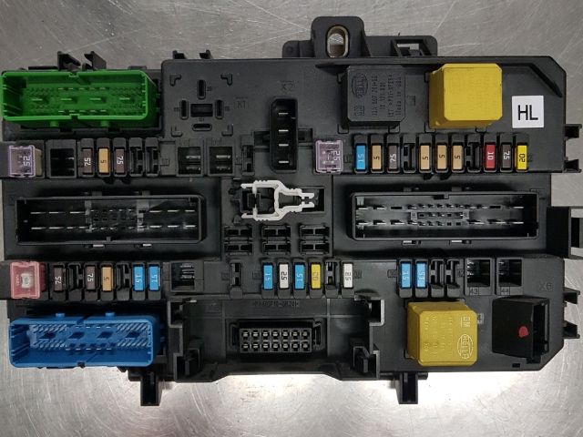 bontott OPEL ZAFIRA B Biztosítéktábla Csomagtér