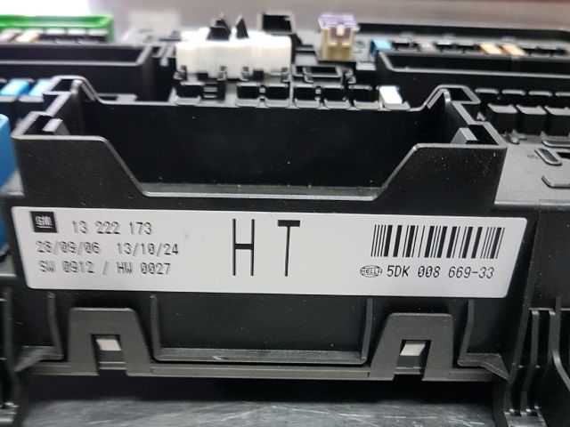 bontott OPEL ZAFIRA B Biztosítéktábla Csomagtér