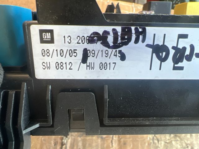 bontott OPEL ZAFIRA B Biztosítéktábla Csomagtér