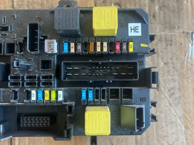 bontott OPEL ZAFIRA B Biztosítéktábla Csomagtér