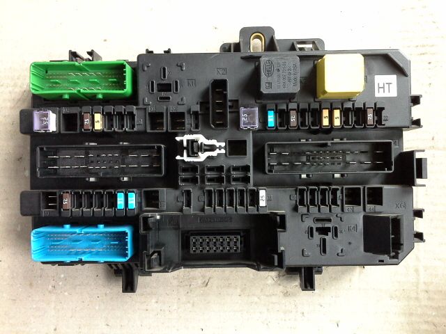 bontott OPEL ZAFIRA B Biztosítéktábla Csomagtér