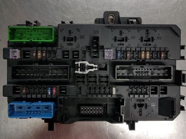 bontott OPEL ZAFIRA B Biztosítéktábla Csomagtér