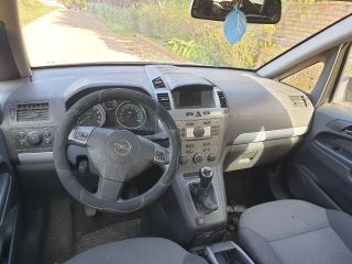 bontott OPEL ZAFIRA B Biztosítéktábla Csomagtér