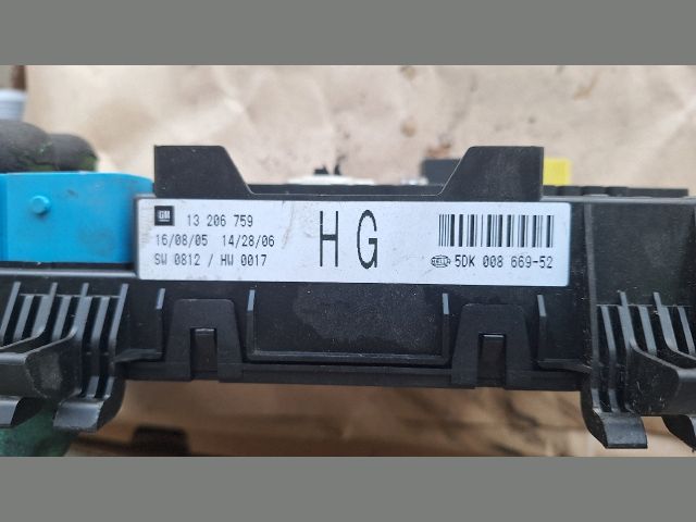 bontott OPEL ZAFIRA B Biztosítéktábla Csomagtér