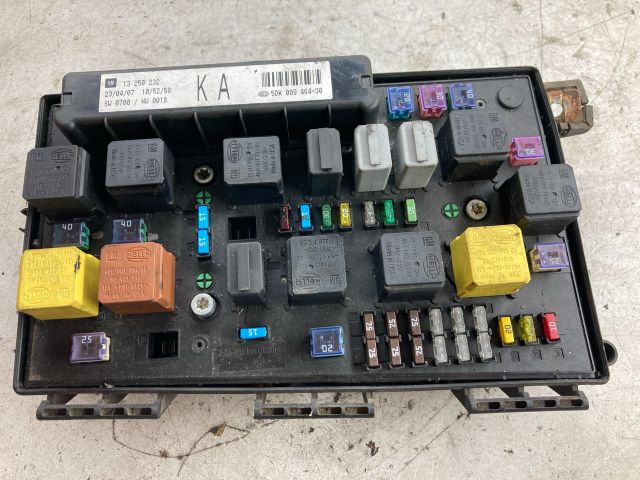 bontott OPEL ZAFIRA B Biztosítéktábla Doboz