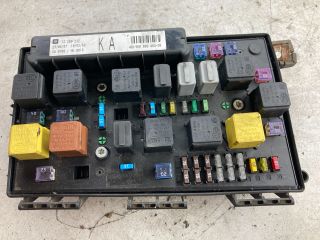 bontott OPEL ZAFIRA B Biztosítéktábla Doboz