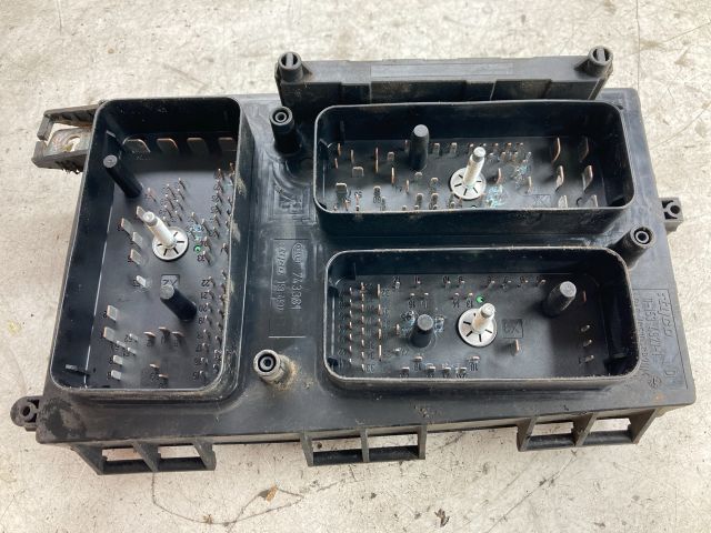 bontott OPEL ZAFIRA B Biztosítéktábla Doboz