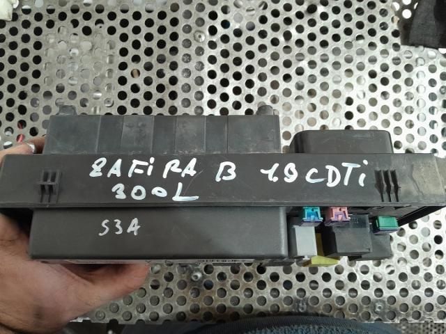 bontott OPEL ZAFIRA B Biztosítéktábla Utastér