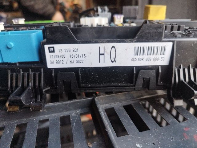 bontott OPEL ZAFIRA B Biztosítéktábla Utastér