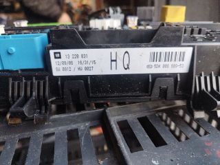 bontott OPEL ZAFIRA B Biztosítéktábla Utastér