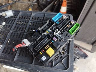 bontott OPEL ZAFIRA B Biztosítéktábla Utastér