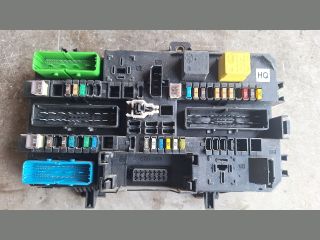 bontott OPEL ZAFIRA B Biztosítéktábla Utastér