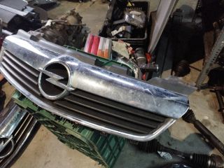 bontott OPEL ZAFIRA B Hűtőrács