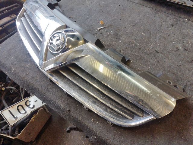 bontott OPEL ZAFIRA B Hűtőrács