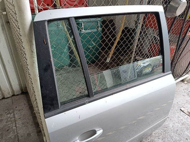 bontott OPEL ZAFIRA B Jobb hátsó Ajtó (Részeivel)