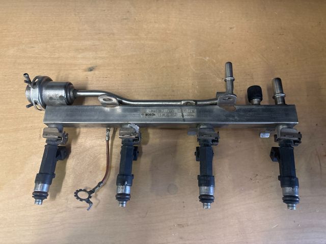 bontott OPEL ZAFIRA C Porlasztó Sor / Híd