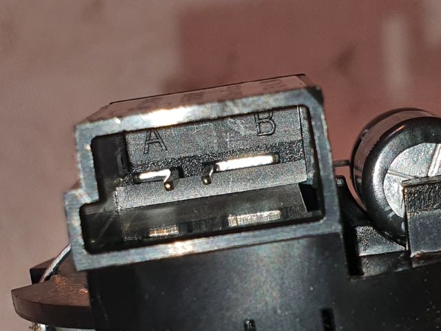 bontott OPEL ZAFIRA C Bal A Oszlop Hangszóró Burkolat