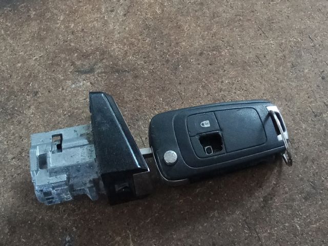 bontott OPEL ZAFIRA C Bal első Zárbetét