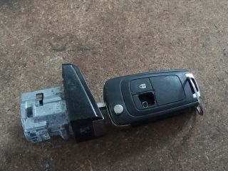 bontott OPEL ZAFIRA C Bal első Zárbetét