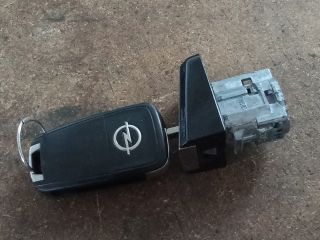 bontott OPEL ZAFIRA C Bal első Zárbetét