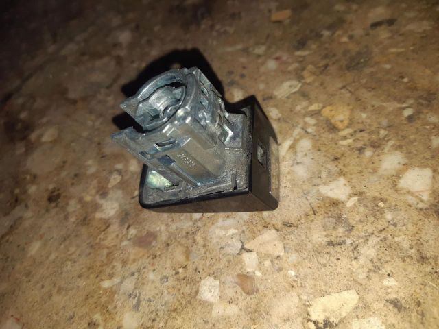 bontott OPEL ZAFIRA C Bal első Zárbetét