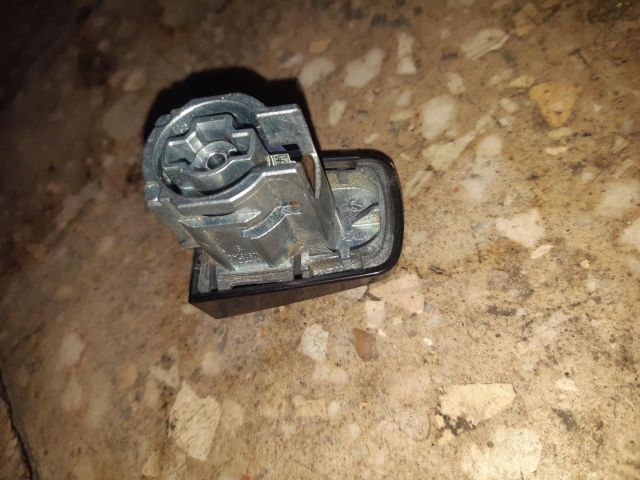 bontott OPEL ZAFIRA C Bal első Zárbetét