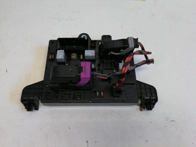 bontott OPEL ZAFIRA C Biztosítéktábla Csomagtér