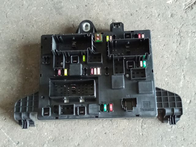 bontott OPEL ZAFIRA C Biztosítéktábla Csomagtér