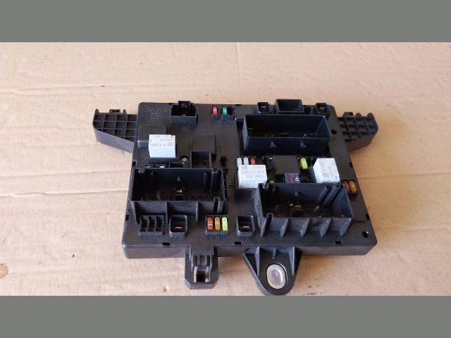 bontott OPEL ZAFIRA C Biztosítéktábla Csomagtér