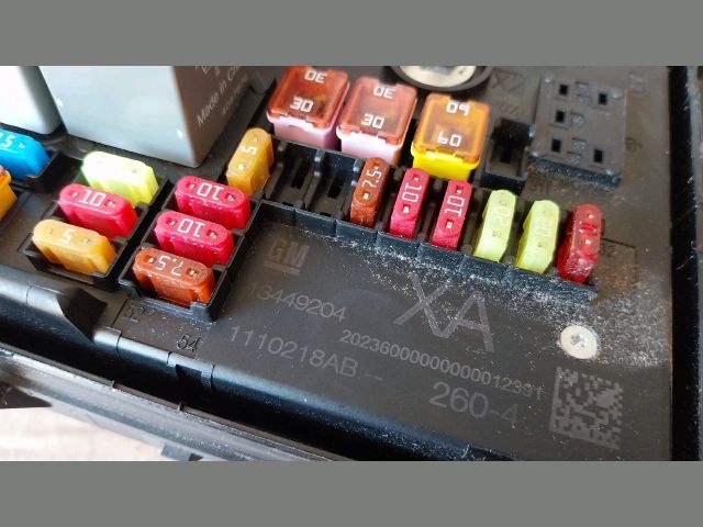 bontott OPEL ZAFIRA C Biztosítéktábla Utastér