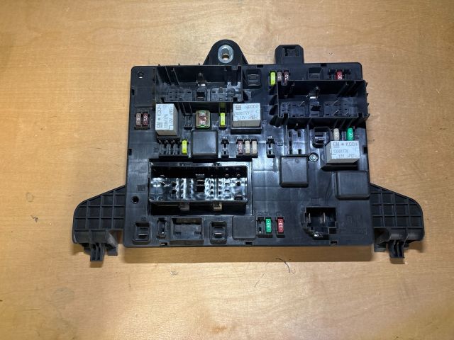 bontott OPEL ZAFIRA C Biztosítéktábla Utastér