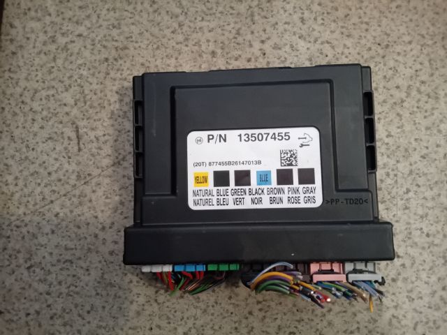 bontott OPEL ZAFIRA C Biztosítéktábla Utastér