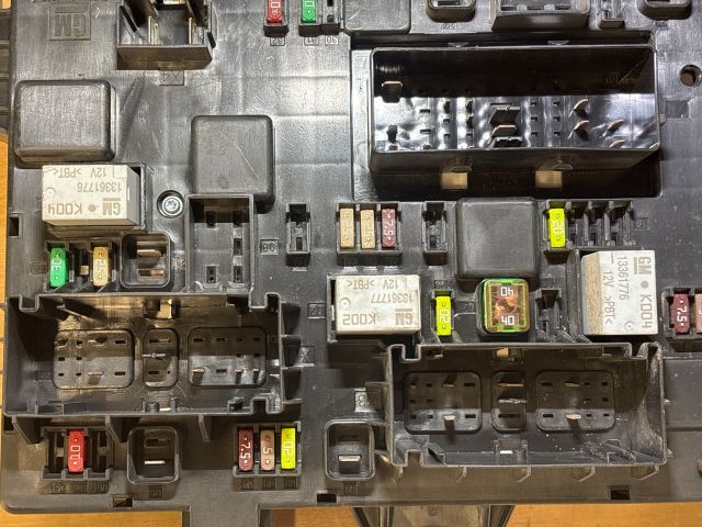 bontott OPEL ZAFIRA C Biztosítéktábla Utastér