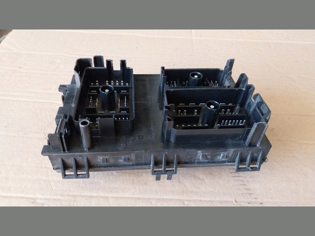 bontott OPEL ZAFIRA C Biztosítéktábla Utastér