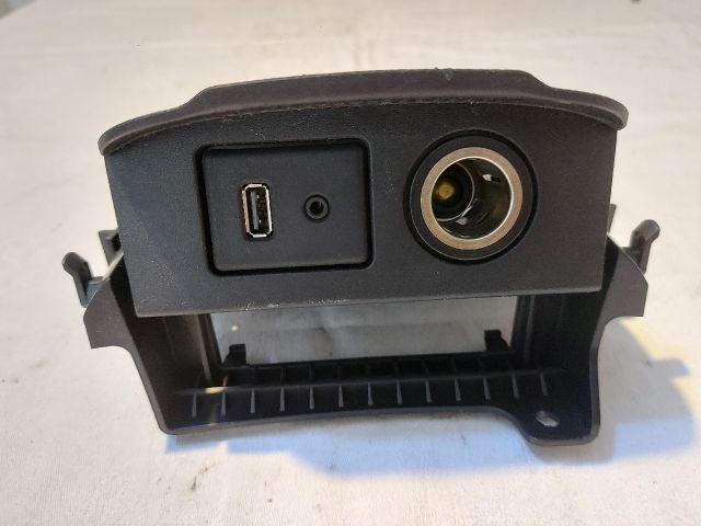 bontott OPEL ZAFIRA C Szivargyújtó Aljzat