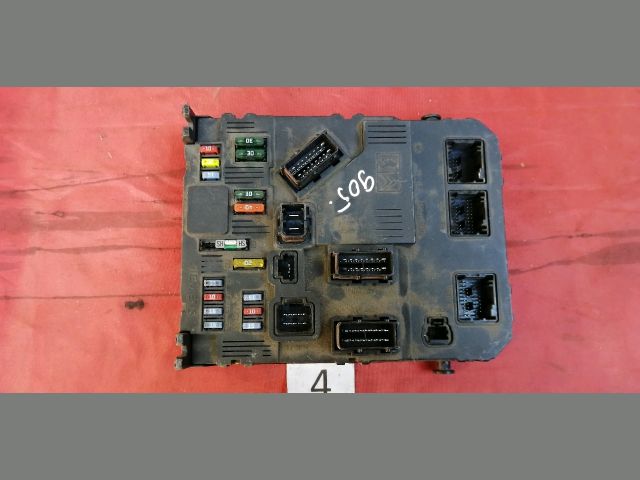 bontott PEUGEOT 1007 Biztosítéktábla Utastér