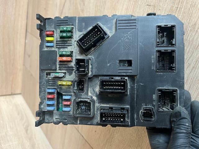 bontott PEUGEOT 1007 Biztosítéktábla Utastér