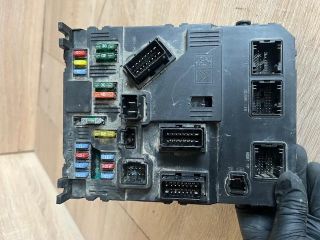 bontott PEUGEOT 1007 Biztosítéktábla Utastér