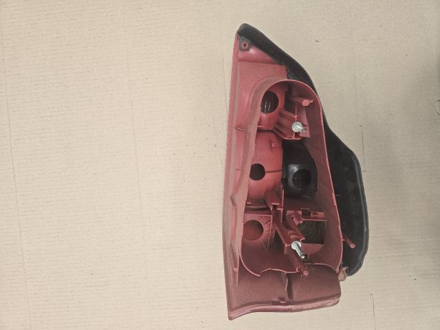 bontott PEUGEOT 106 Bal Hátsó Lámpa