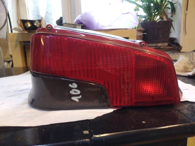 bontott PEUGEOT 106 Bal Hátsó Lámpa